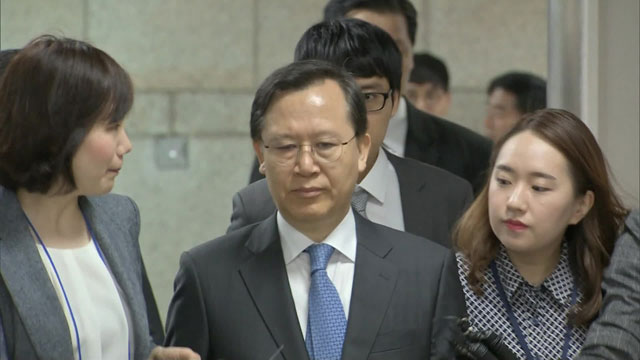 박병대 전 대법관이 자신의 첫 공판기일에 출석하며 기자들의 질문을 받고 있다.