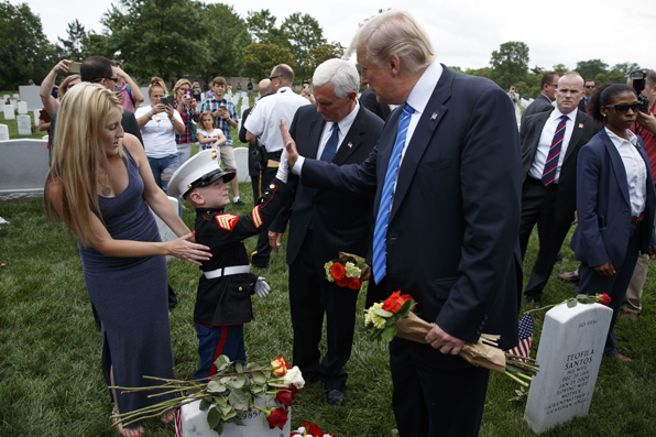 트럼프 대통령과 펜스 부통령이 29일 알링턴 국립묘지에서 2011년 캘리포니아에서 훈련 중 사고로 숨진 크리스토퍼 제이콥스 해군 병장의 6살 아들 크리스찬 제이콥스와 만났다. 