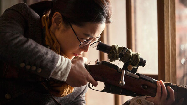 영화 ‘암살’(2015) 중 안옥윤(전지현분)이 총을 겨누는 장면