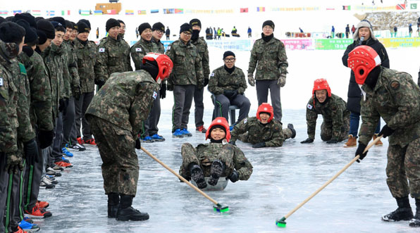 지난달 31일 강원 인제군 남면 소양강댐 상류 빙어호에서 군 장병들이 인간 컬링 경기를 펼치고 있다. 초록 빗자루와 함께.
