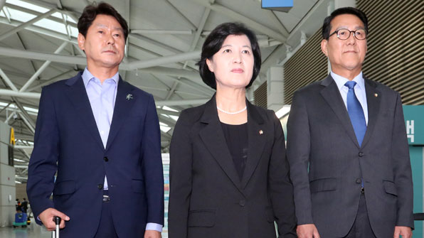 추미애 더불어민주당 대표가 정부 조문 사절로 헬무트 콜 전 총리의 장례식에 참석하기 위해 지난달 30일 인천국제공항을 통해 출국하고 있다.