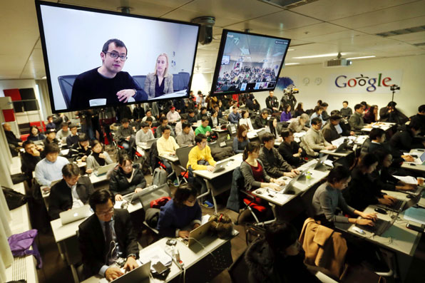 2월 28일 서울 구글코리아에서 열린 미디어 브리핑에서 많은 취재진이 참석한 가운데, 영국의 구글 인공지능 연구 기관 딥마인드(Deep Mind)의 데미스 하사비스 CEO가 화상통화로 설명하고 있다. 
