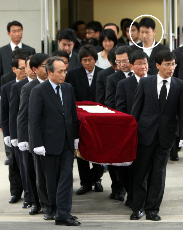 2009년 5월 29일 노 전 대통령 장례식 당시 운구를 들고 있는 안희정 지사(오른쪽)의 모습. 뒤 편에 곽상언 변호사도 보인다. 