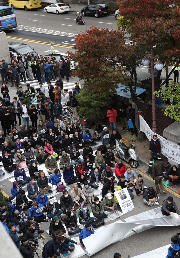  백남기 투쟁본부원들이 23일 오전 서울 종로구 서울대학교 병원에서 경찰의 강제집행에 앞서 모여 있다.