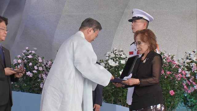 어제(15일) 열린 74주년 광복절 경축식에서 대통령 표창을 받는 故 박기옥 선생의 딸 서정이 씨.
