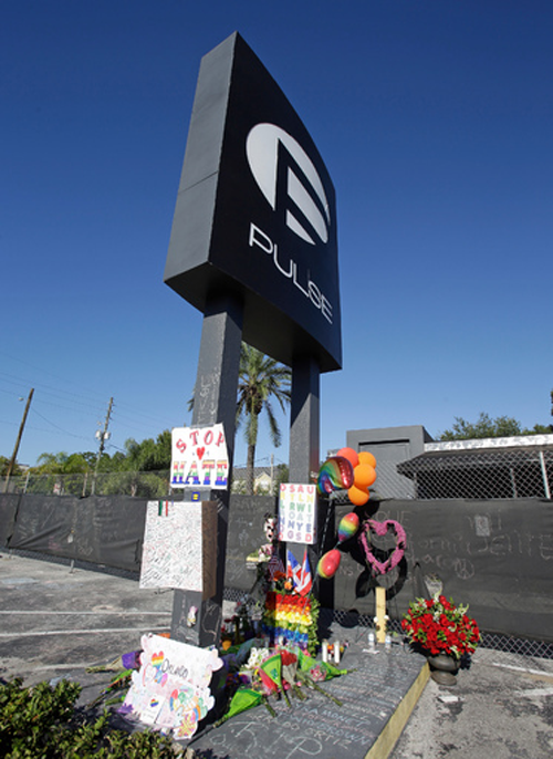 2016년 6월 테러가 일어난 펄스 클럽 주변에 희생자를 추모하고 꽃다발 등이 놓여있다. (사진=AP)