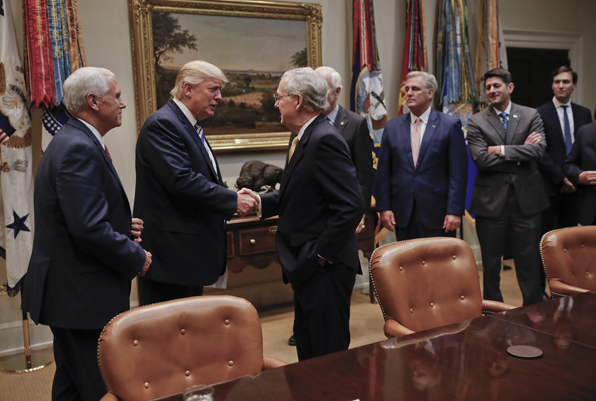 트럼프 미국 대통령(왼쪽 두 번째)이 6일(현지시각) 공화당 상·하원 지도부를 워싱턴 백악관에 초청해 인사를 나누고 있다. (사진=AP)