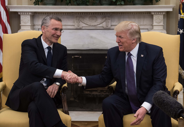 도널드 트럼프 미국 대통령(오른쪽)과 옌스 스톨텐베르크 북대서양조약기구(나토) 사무총장이 12일(현지시각) 회담에 앞서 악수를 하고 있다. (사진=AP)