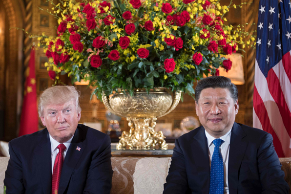 지난 6일 미국 플로리다 마라라고 리조트에서 회담하고 있는 미국 트럼프 대통령과 중국 시진핑 주석. (사진=AP)