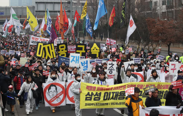 '박근혜정권퇴진 비상국민행동'의 14차 촛불집회 참가자들이 2월 4일 삼성전자 서초사옥 앞으로 행진하고 있다. 