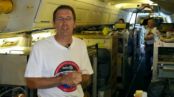 제임스 크로포드 박사 / NASA 선임 연구원 (DC-8 내부에서 인터뷰하는 모습)