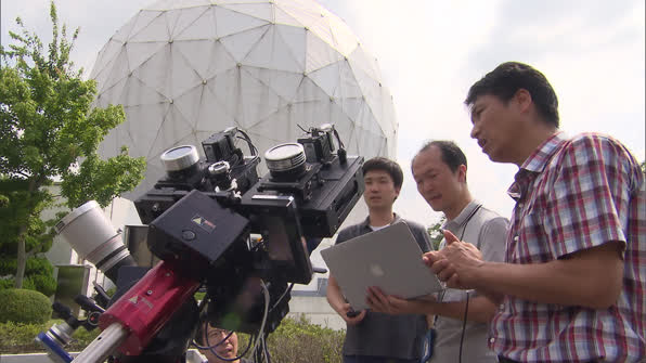 한국천문연구원 우주과학본부 과학자들이 직접 개발한 태양 코로나 관측 장비를 점검하고 있다. 