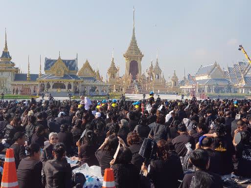 장례식장인 사남 루엉 광장에서 30도가 넘는 무더위에도 자리를 지키며 운구 행렬을 기다리고 있는 태국 추모객들 