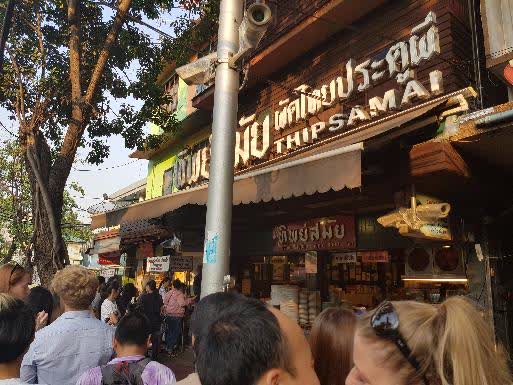 방콕의 유명한 팟타이 음식점 ‘팁싸마이’. 오후 5시에 문을 열지만 한시간 전부터 길게 줄을 선다. 
