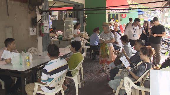 Raan Jay Fai(재파이 식당) 앞에서 문열기 전부터 기다리는 손님들.