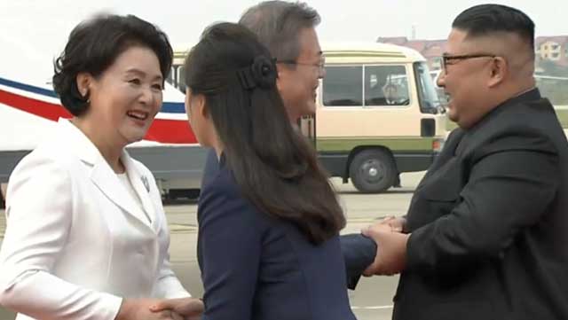 문 대통령, 54분 만에 평양 도착…김정은 위원장 직접 영접