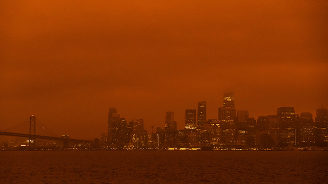 샌프란시스코 고층빌딩 숲을 오렌지빛 암흑이 뒤덮고 있다. [사진=AFP 연합뉴스]