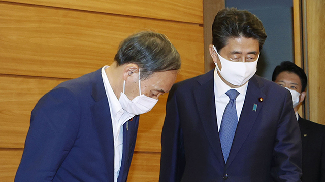아베 신조 일본 총리가 8월 28일 총리관저에서 열린 기자회견에서 사의를 공식 표명했다. 사진은 아베 총리에게 인사하는 스가 요시히데 관방장관. (교도=연합)