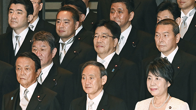 스가 요시히데 일본 총리(아래 가운데)가 지난 16일, 나루히토 일왕으로부터 임명장을 받은 뒤 다른 각료들과 함께 기념사진을 찍고 있다. [교도=연합]