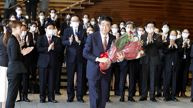 아베 신조 전 일본 총리가 지난 16일, 내각 총사퇴 직후 도쿄 총리관저를 떠나고 있다. [교도=연합]