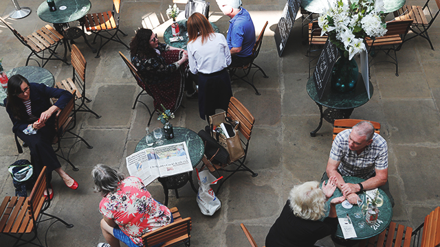 현지시간 22일 영국 런던의 한 식당에서 손님들이 야외 테이블에 앉아 있다. [사진=AP 연합뉴스] 
