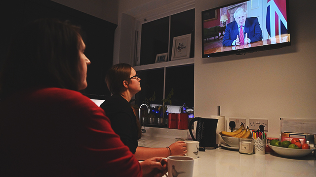 현지시간 22일 영국 리버풀의 한 가정에서 보리스 존슨 영국 총리의 TV 생중계 연설을 지켜보고 있다. [사진=AFP 연합뉴스]