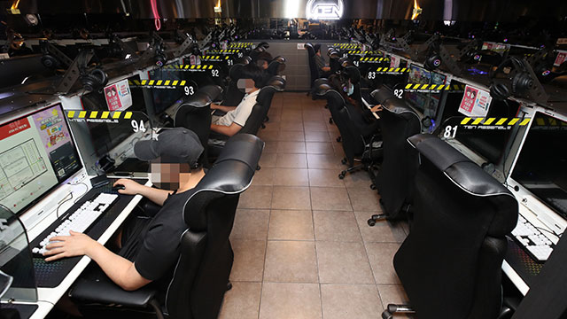 한 칸씩 거리를 두고 앉은 서울의 한 PC방.