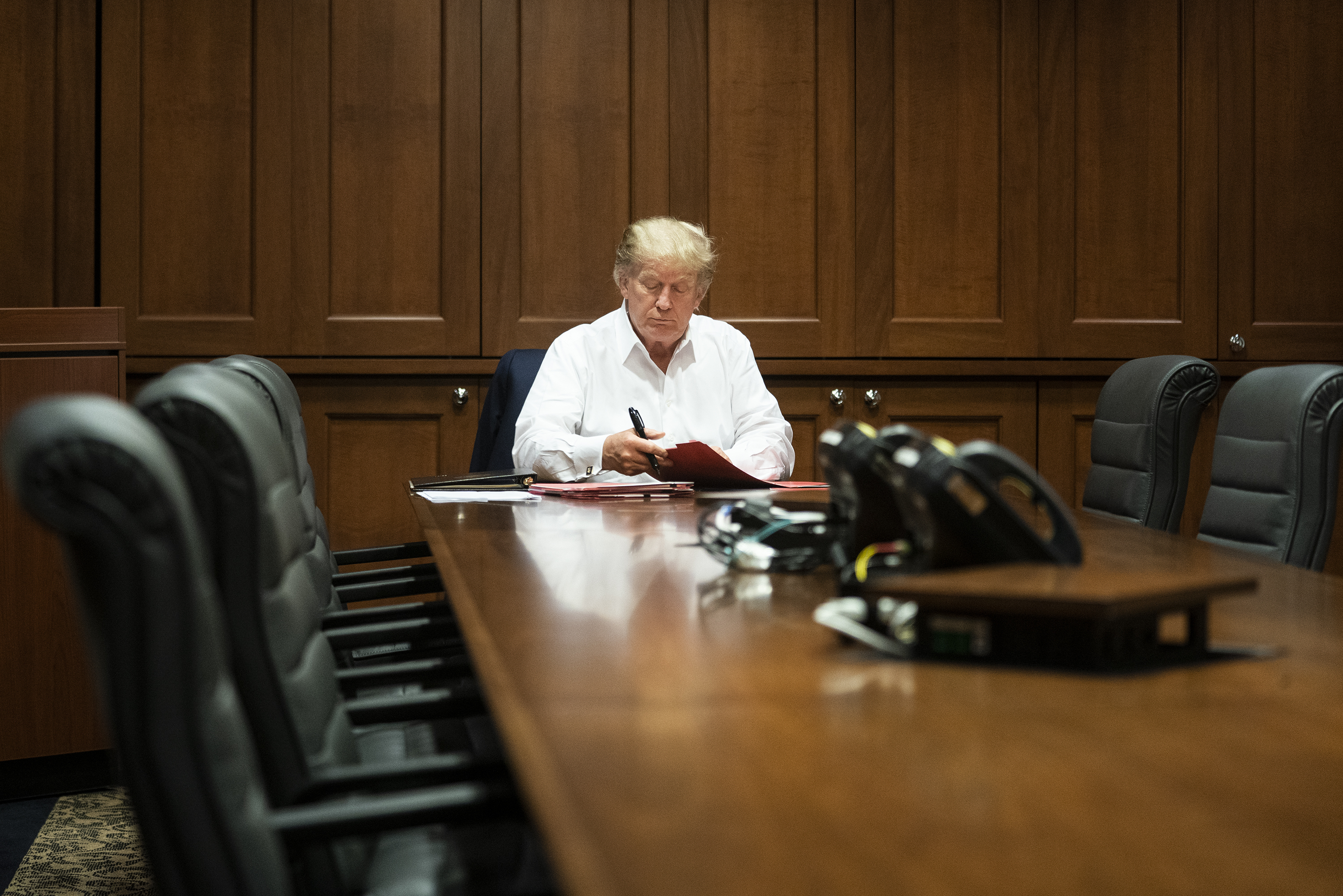 병원 입원 이틀째인 현지시간 3일 트럼프 대통령이 병원 내 집무실에서 업무를 보고 있다. [사진=AP 연합뉴스]