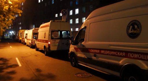 병원 밖에 대기 중인 구급차들(지난 2일, 상트페테르부르크/사진 출처: AFPTV)