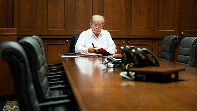 트럼프 대통령이 입원 중인 월터 리드 군 병원에서 업무를 보고 있다며 백악관이 현지시각 3일 공개한 사진