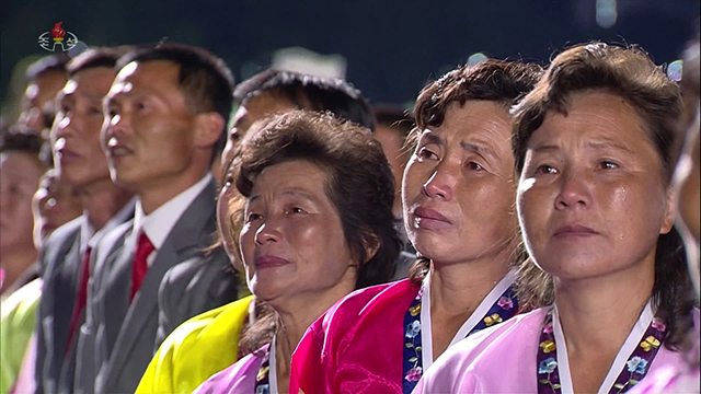김일성 광장에 모인 북한 주민들이 김정은 위원장의 연설을 들으며 눈물을 흘리고 있다.