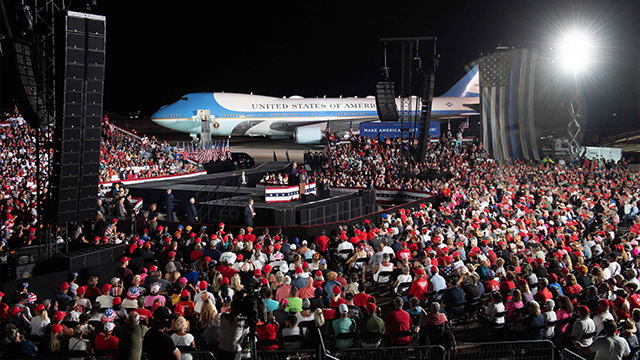 현지시간 12일 저녁 미국 플로리다주 올랜도 샌퍼드 국제공항에서 트럼프 대통령이 대규모 지지자들이 운집한 가운데 연설하고 있다. [사진 출처 : AFP=연합뉴스]