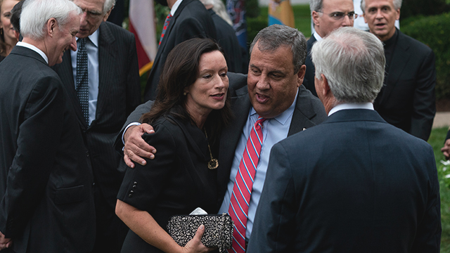 크리스티 전 뉴저지주 주지사가 연방대법관 후보자 지명식에서 다른 참석자들과 포옹하며 인사를 나누고 있다. [사진=AP 연합뉴스]