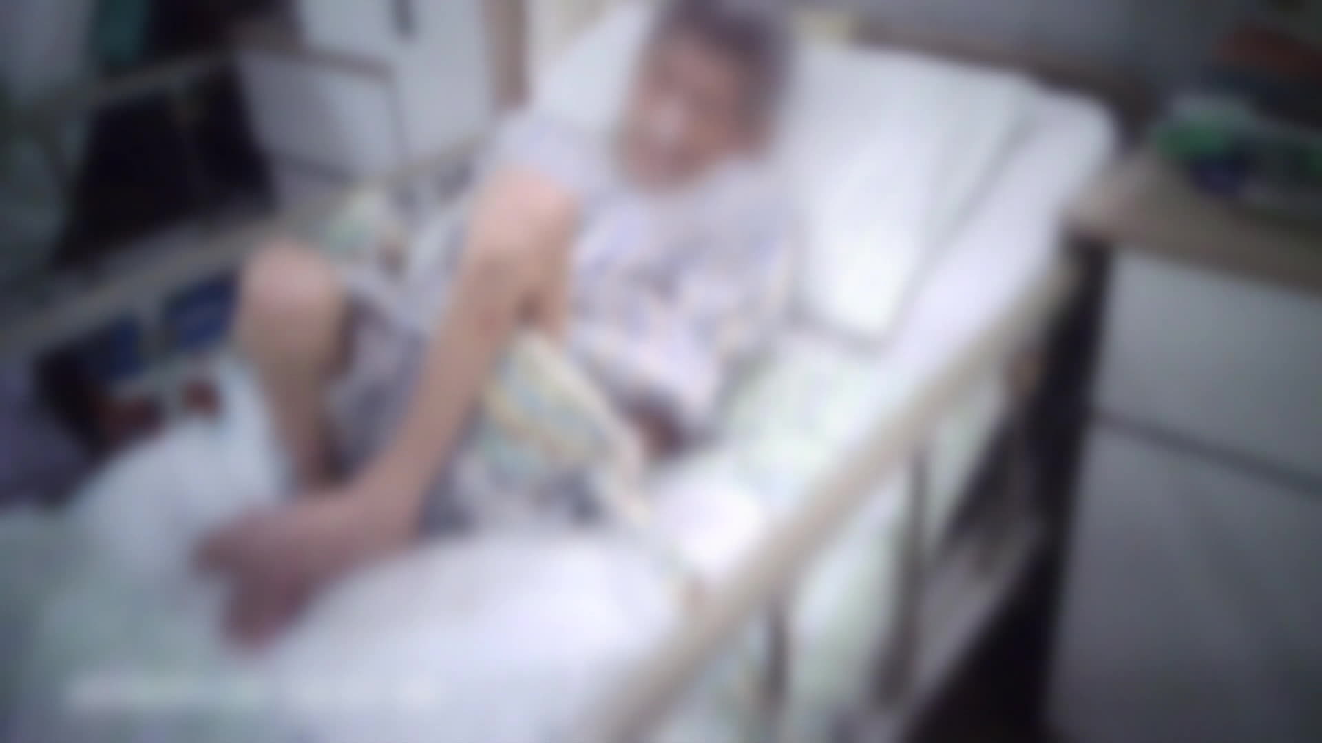 요양병원 노인 환자가 손발이 묶인 채 누워 있다.
