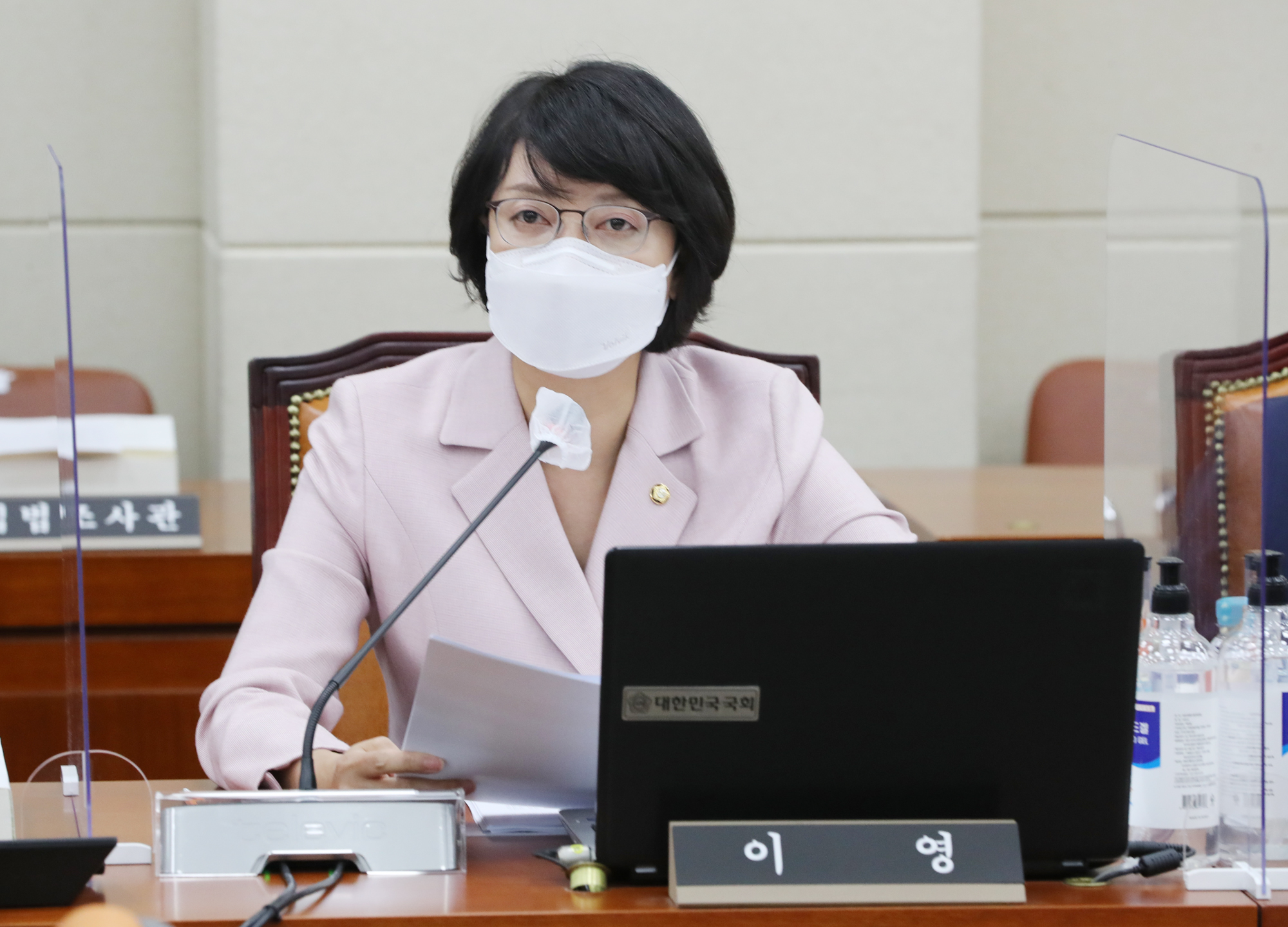 국회 정무위 국감에서 질의하고 있는 국민의힘 이영 의원(10월 19일)