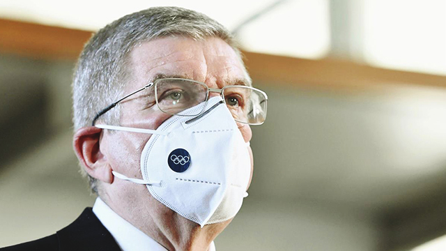 의료용 마스크를 착용한 토마스 바흐 IOC 위원장이 16일 도쿄 총리관저에서 스가 총리와 회담한 뒤 기자들의 질문에 답하고 있다. [사진 출처 : 연합뉴스]