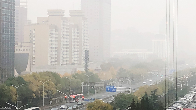 오늘(17일) 중국 베이징 간선도로 장안대로 모습. 스모그로 건물이 제대로 보이지 않는다.