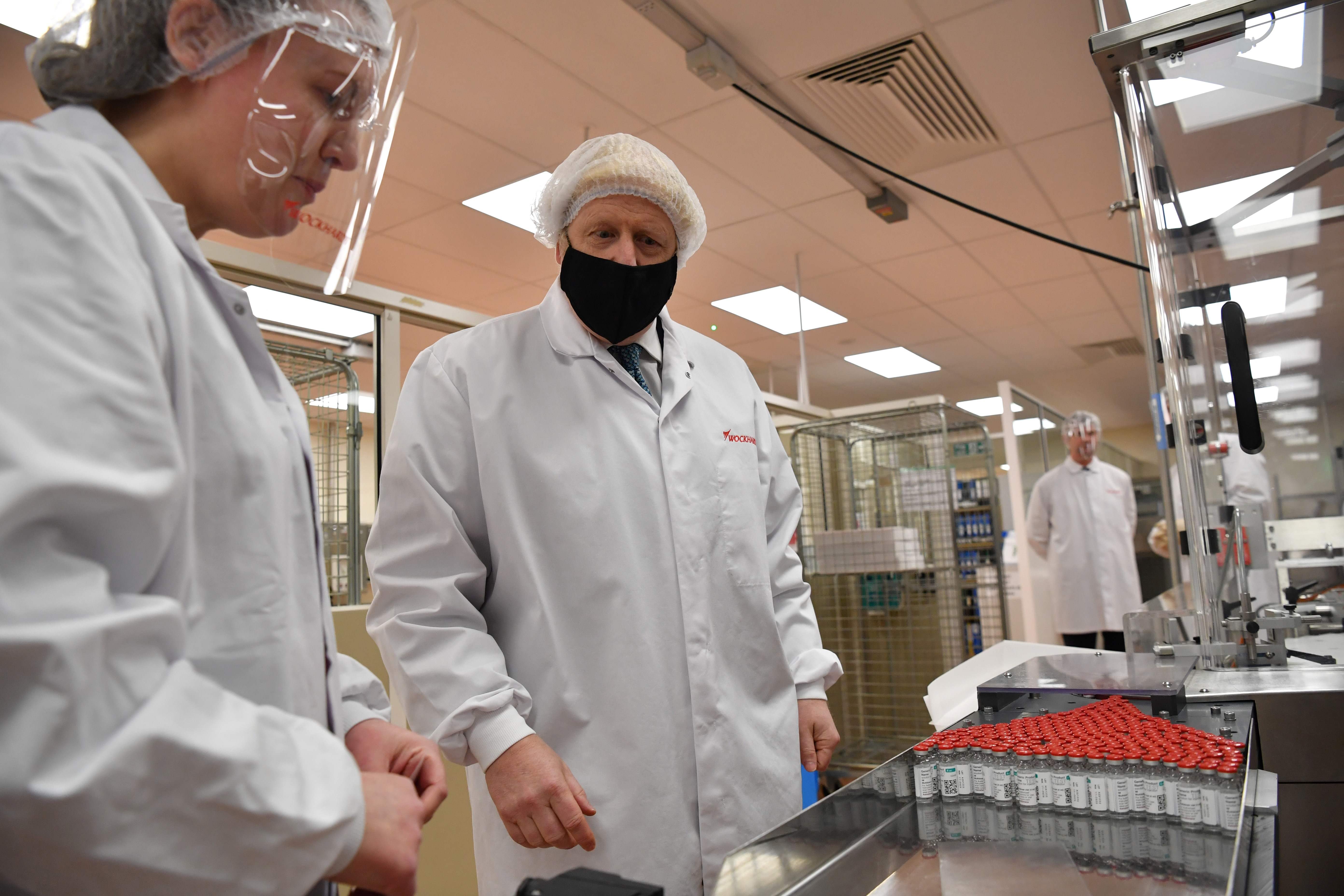 보리스 존슨 영국 총리가 지난달 30일 영국 웨일스의 한 백신 제조시설을 방문해 백신 제조 과정을 둘러보고 있다.[사진=AFP 연합뉴스]