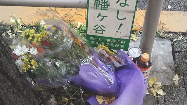 여성 노숙인이 숨진 버스 정류장에 놓인 꽃다발과 음료수들. 〈일본 NHK 방송 화면〉