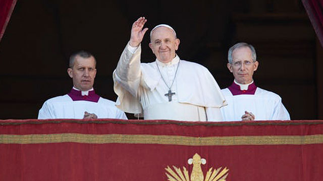  2019년 12월 25일(현지 시간) 프란치스코 교황이 성탄절을 맞아 바티칸 성베드로 대성당의 중앙 발코니에서 메시지를 발표했다. [사진 출처 : AP=연합뉴스]