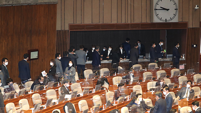 14일 무제한 토론 종결 동의 투표에 참여하고 있는 민주당 의원들