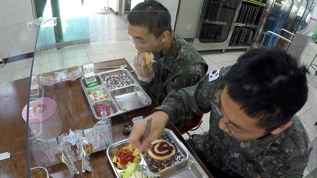병사들이 ‘군대리아’를 먹고 있다 (사진제공: 국방부)