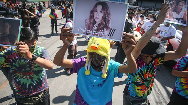 시위대가 ‘샤이’의 사진을 들어보이고 있다. ‘행운을 빈다’는 문구가 적혀있다.