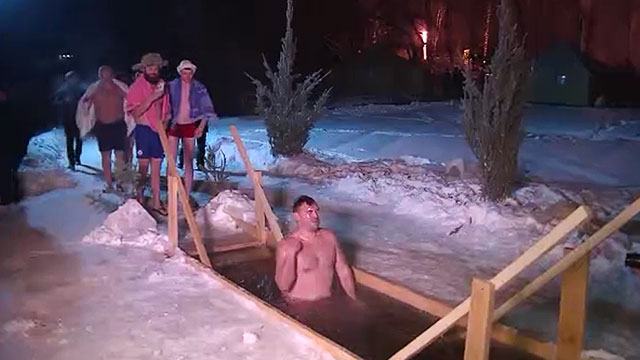 영하 20도 안팎의 추위 속에 얼음물로 들어가는 러시아인들 [사진 출처: APTN]
