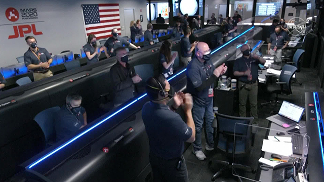미 항공우주국(NASA) 과학자들이 ‘퍼서비어런스’ 착륙 성공 뒤 축하하고 있다.