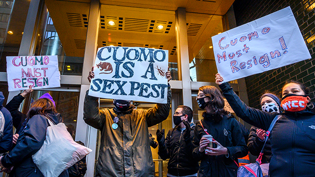 현지시간 2일 쿠오모 주지사의 뉴욕 맨해튼 사무실 앞에서 시민들이 그의 사퇴를 촉구하는 시위를 벌이고 있다. [사진출처 : AP=연합뉴스]