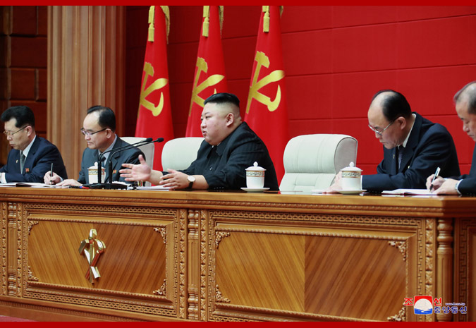 시·군당 책임비서 강습회에서 김정은 위원장이 발언하는 모습. 사진출처: 조선중앙통신