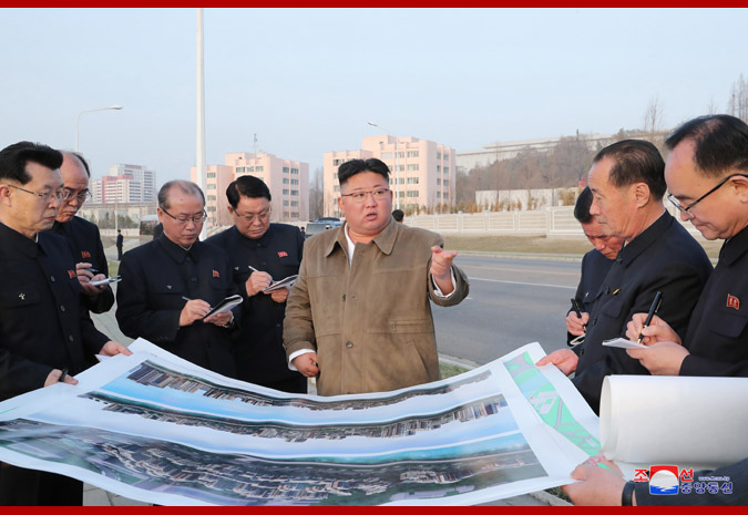 북한 김정은 국무위원장이 평양 보통강변 주택단지 건설 현장을 시찰하고 있다. 사진 출처: 조선중앙통신