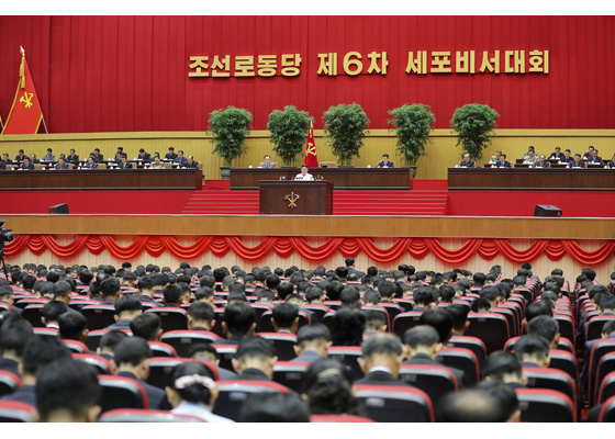4월 6일 평양에서 개막된 노동당 제6차 세포비서대회에서 김정은 국무위원장이 개회사를 하고 있다. 사진 출처: 노동신문
