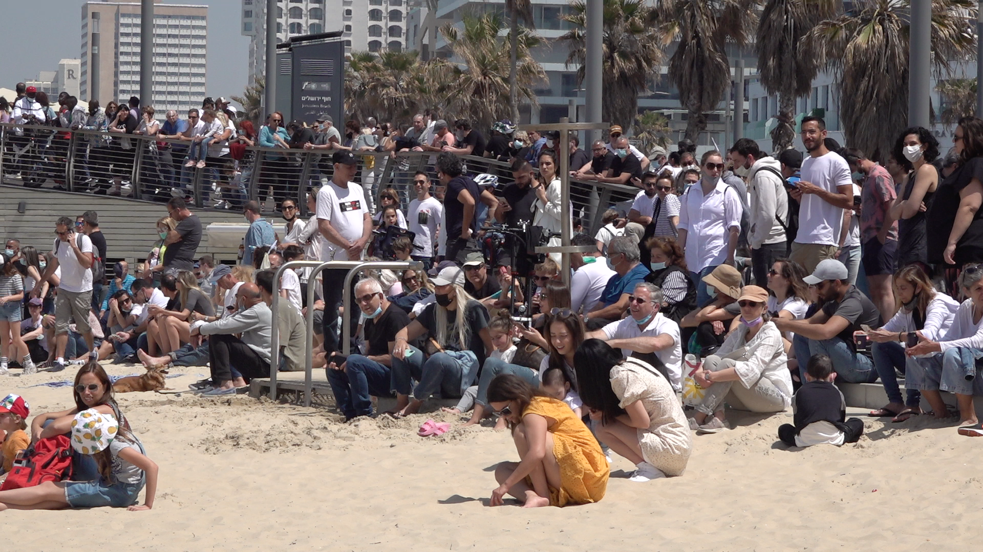 에어쇼를 구경하기 위해 텔아비브 해변에 몰려든 사람들. 대부분 마스크를 쓰지 않았다.